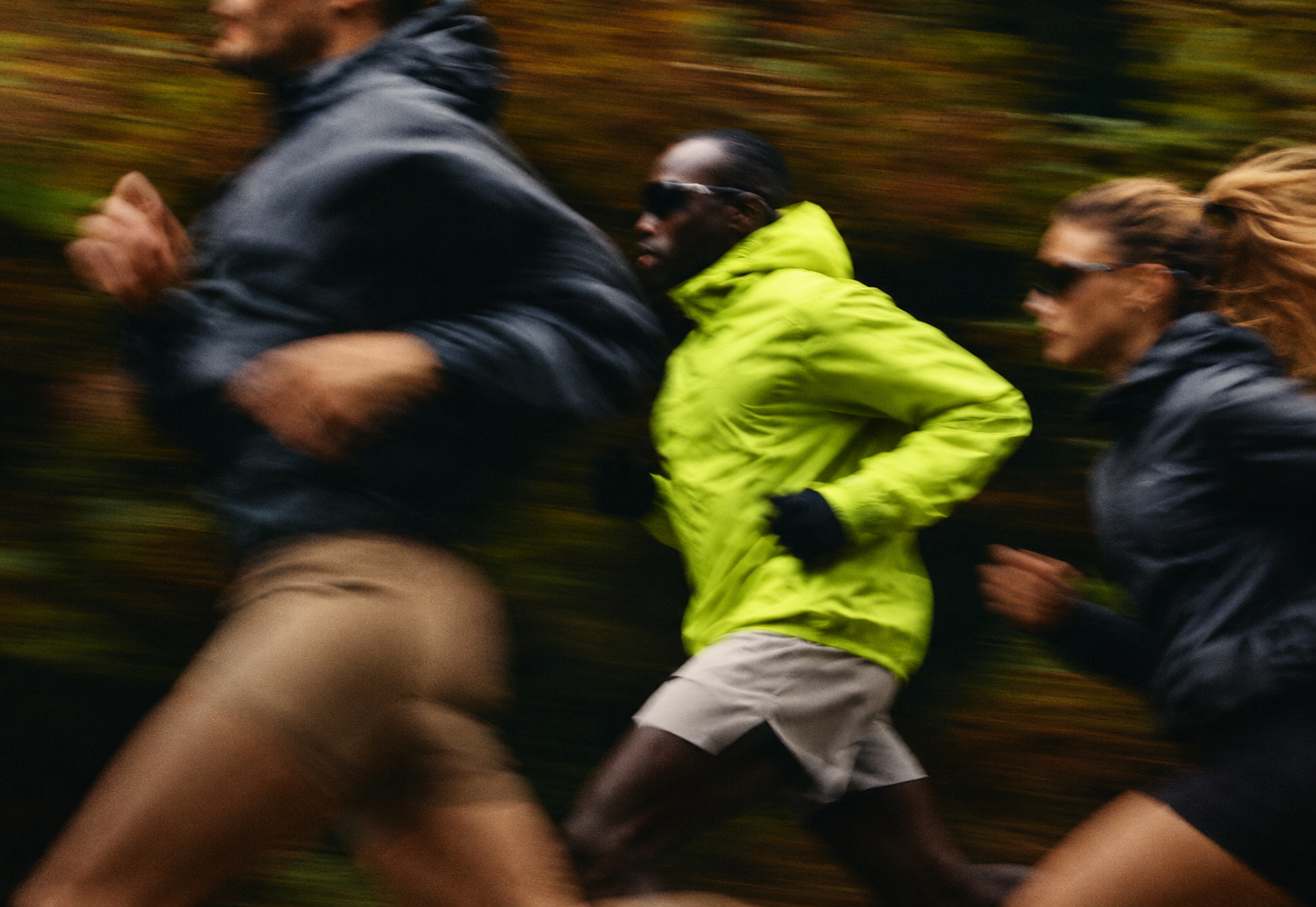 Drei Läufer gemeinsam beim Trailrunning